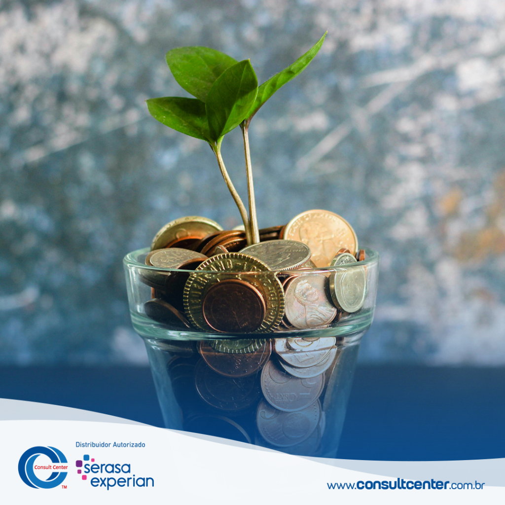 O comércio moderno está constantemente evoluindo, e os métodos de venda também acompanham esse ritmo de mudança. Uma abordagem inovadora que tem ganhado destaque é o crédito recorrente. Mas afinal, o que é crédito recorrente e como esse método pode impulsionar as vendas? Neste artigo, exploraremos essa estratégia, analisando seus benefícios e como ela pode ser implementada para aumentar a eficiência nas transações comerciais. Definindo crédito recorrente: O crédito recorrente é um modelo de negócios que se baseia na cobrança periódica de valores predefinidos dos clientes, geralmente em intervalos regulares. Essa prática é comumente associada a serviços e produtos de assinatura, como streaming de música, plataformas de vídeo, clubes de livros e até mesmo produtos de consumo recorrente, como alimentos e produtos de higiene. Como funciona o crédito recorrente: Em um modelo de crédito recorrente, os clientes autorizam o vendedor a debitar automaticamente suas contas em intervalos pré-determinados. Isso cria uma relação contínua entre o consumidor e o fornecedor, eliminando a necessidade de realizar transações manuais a cada compra. Esse método visa proporcionar conveniência aos consumidores, tornando o processo de compra mais fluido e menos burocrático. Vantagens do crédito recorrente: Fidelização do cliente: O modelo recorrente incentiva a fidelização, uma vez que os clientes se acostumam com a comodidade de receber produtos ou serviços de forma regular, sem a necessidade de esforço adicional. Previsibilidade financeira: Para os vendedores, o crédito recorrente oferece uma previsibilidade financeira valiosa. Saber que uma parte significativa da receita é garantida regularmente permite um melhor planejamento e gestão financeira. Redução de inadimplência: Com o débito automático, a inadimplência é minimizada, pois as cobranças são realizadas de maneira automática e regular, diminuindo as chances de esquecimento por parte do cliente. Oportunidades de upselling: A relação contínua com o cliente abre oportunidades para upselling, onde os vendedores podem oferecer upgrades ou produtos adicionais ao longo do tempo. Como implementar o crédito recorrente: Escolher uma plataforma confiável: Utilizar uma plataforma de pagamento recorrente confiável é crucial. Existem várias opções no mercado que oferecem segurança e praticidade para ambas as partes envolvidas. Transparência nas políticas: É fundamental ser transparente com os clientes sobre as políticas de cobrança, prazos e condições. Isso cria confiança e reduz o risco de descontentamento. Oferecer benefícios aos assinantes: Incentivar a assinatura com benefícios exclusivos, descontos ou acesso antecipado a novos produtos pode ser uma estratégia eficaz para atrair e manter clientes. Conclusão: O crédito recorrente é uma abordagem inovadora que oferece vantagens tanto para os consumidores quanto para os vendedores. A conveniência, a previsibilidade financeira e a fidelização do cliente são apenas alguns dos benefícios desse método. Ao compreender e implementar adequadamente o crédito recorrente, os negócios podem não apenas melhorar sua eficiência operacional, mas também proporcionar uma experiência mais satisfatória aos clientes, impulsionando assim as vendas e o crescimento sustentável.